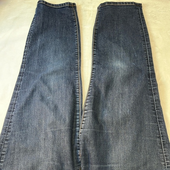 Loft Curvy Crop Jean in Size 10. EUC. Standard 5-pockets. - Picture 5 of 6